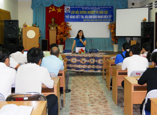 Giảng viên Lê Thị Kim Xuân hướng dẫn lớp