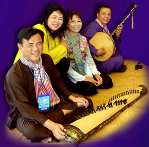 Nghệ nhân Tấn Hưng (áo nâu) trong "không gian Đờn ca tài tử" ở Bạc Liêu.