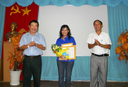 Ông Nguyễn Ngọc Minh, Giám đốc Sở VHTTDL và ông Nguyễn Huỳnh Anh, Chủ tịch Hội VHNT Tiền Giang trao giải I cho tác giả Kim Điệp