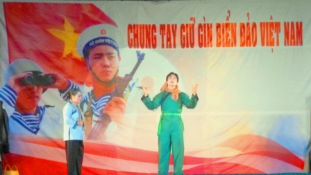 Nghệ sĩ Minh Sang và Kim Loan trong trích đoạn cải lương “Hồn sông núi”