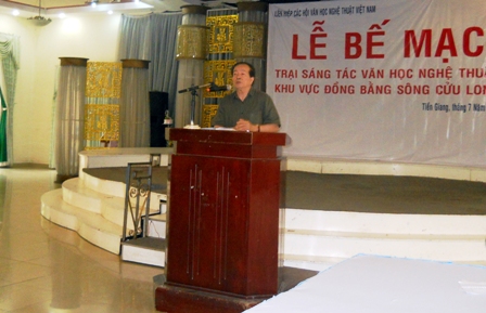 Nhà thơ Hữu Thỉnh phát biểu tại lễ bế mạc