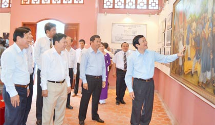 Chủ tịch nước Trương Tấn Sang; Bí thư Tỉnh ủy Trần Thế Ngọc (thứ hai từ trái sang) đến viếng Đền thờ Anh hùng dân tộc Trương Định ở xã Gia Thuận, huyện Gò Công Đông. Ảnh: NC