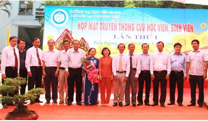 Thường trực Ban liên lạc cựu sinh viên Trường Đại học Tiền Giang chụp ảnh lưu niệm.
