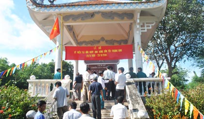 Cán bộ và nhân dân xã Phú Tân, huyện Tân Phú Đông dự Lễ giỗ lần thứ 150 của Anh hùng dân tộc Trương Định. Ảnh: NGỌC THƠ