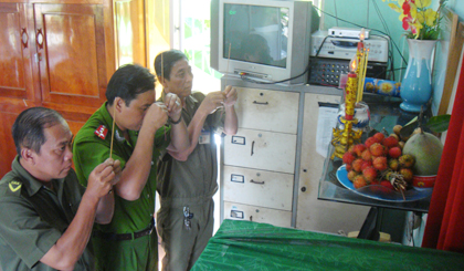 Trưởng Phó công an xã thắp hương tưởng niệm ngày giỗ năm nay.