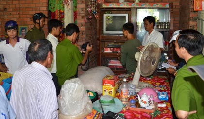 Lực lượng Cảnh sát ĐTTP về TTXH khám xét nhà đối tượng Nguyễn Minh Trí (ấp Thới, xã Điềm Hy, huyện Châu Thành).