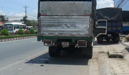 Xe ôtô đậu tại hiện trường xảy ra tai nạn.