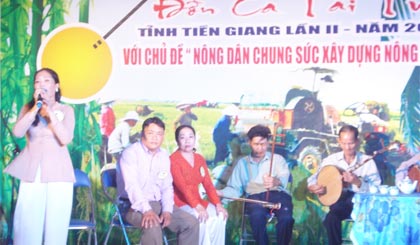 Tài tử Bích Hạnh (đơn vị TX. Cai lậy) biểu diễn tiết mục 8 câu giang nam “Nhị nữ anh hùng”