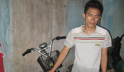 Tên Thủy cùng tang vật tại cơ quan công an.