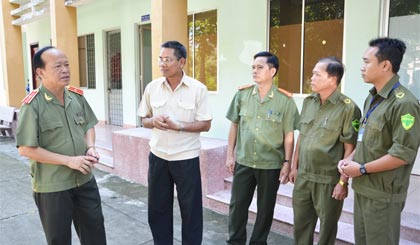 Thiếu tướng Nguyễn Quốc Diệp, Giám đốc CATG trao đổi, động viên lực lượng Công an xã Tân Mỹ Chánh (TP. Mỹ Tho) thực hiện tốt nhiệm vụ bảo đảm ANTT trên địa bàn xã.