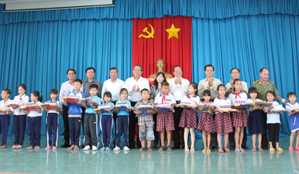 Ông Trương Hòa Bình, Bí thư Trung ương Đảng, Chánh án TAND tối cao cùng lãnh đạo tỉnh, huyện, đơn vị tài trợ trao quà cho các em