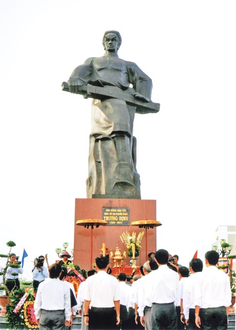 Các tầng lớp nhân dân đến viếng trước Tượng đài AHDT Trương Định tại TX. Gò Công. Ảnh: NHẤT AN