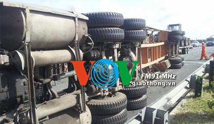 Hiện trường vụ lật xe.