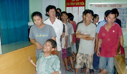 Các đối tượng tụ tập, tham đá gà bằng hình thức ăn thua bằng tiền bị xử phạt (Nguyễn Văn Nhớ ngồi ghế).