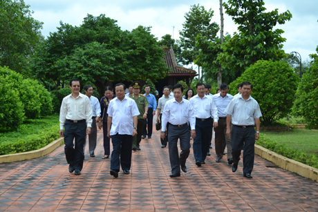 Đoàn cán bộ Thành ủy TP. Hà Nội và lãnh đạo tỉnh Tiền Giang thăm khu di tích Khởi nghĩa Nam kỳ ở Đình Long Hưng, huyện Châu Thành.