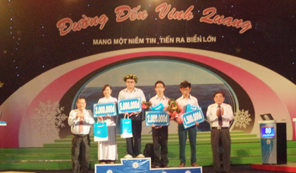 NGƯT Nguyễn Nguyễn Hồng Oanh – GĐ Sở GD-ĐT Tiền Giang (phải) và Ông Trần Văn Quảng – Phó GĐ Đài Phát thanh-Truyền hình Tiền Giang trao thưởng cho các thí sinh kỳ thi chung kết quý 3