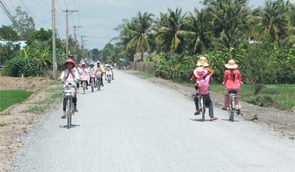 Đường giao thông ở xã Bình Xuân mới được nâng cấp. Ảnh: MAI ANH