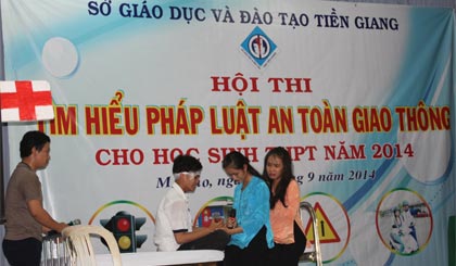 Các đội tham gia phần thi tiểu phẩm.
