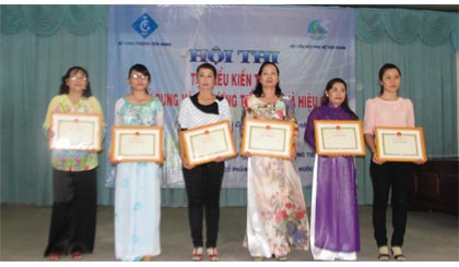 Trao thưởng cho các đơn vị đoạt giải.