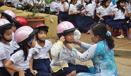 Hướng dẫn cho học sinh bậc tiểu học đội NBH đúng cách. Ảnh: H.A