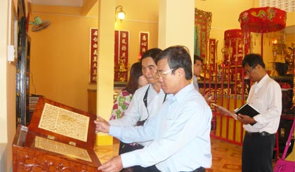 Đoàn tham quan, khảo sát Lăng mộ Trương Định.