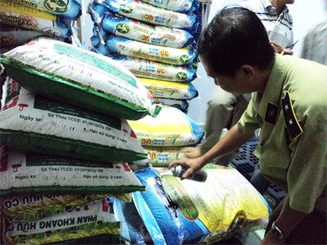 Lực lượng QLTT kiểm tra phân bón xâm phạm sở hữu trí tuệ.