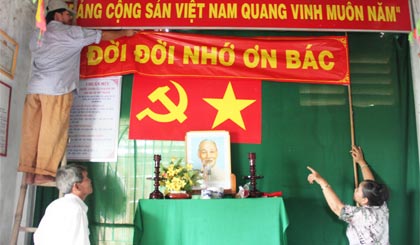  Nhân dân trang trí bàn thờ, chuẩn bị lễ giỗ Bác.