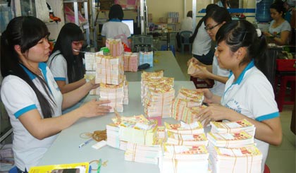 Nhân viên đang làm việc tại đại lý vé số Vĩnh Thành (TP. Mỹ Tho) 