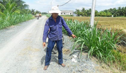 Ông Phạm Văn Thông bên con đường mới mở rộng.