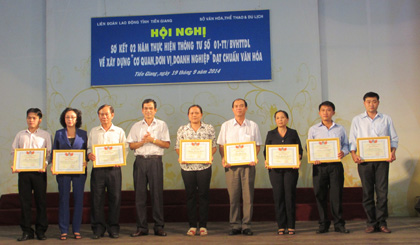 Ông Trương Văn Hiền, Chủ tịch Liên đoàn Lao động tỉnh trao giấy khen cho tập thể và cá nhân có thành tích xuất sắc trong phong trào.