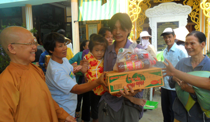 Ni sư Tuyết Liên trụ trì Tịnh xá Ngọc Hiệp trao quà.