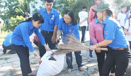 Tuổi trẻ TP. Mỹ Tho tham gia thu gom rác thải.