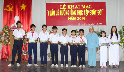 Bà Võ Thị Mẫu trao quà.