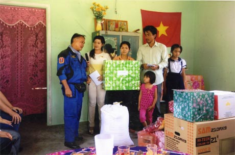 Hội Mô tô thể thao TP. Mỹ Tho trao quà cho Chương trình Mái ấm nghĩa tình của Đài Phát thanh - Truyền hình Tiền Giang.