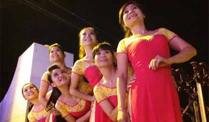 Kim Hạnh (thứ 2 từ phải sang trái) cùng tổ múa nữ của Đoàn Nghệ thuật tổng hợp tỉnh.