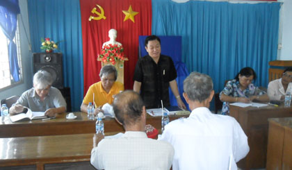 Đoàn làm việc tại Hội trường UBND xã.