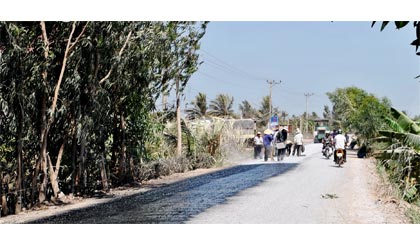 Nhựa hóa đường trung tâm xã Tân Thạnh.