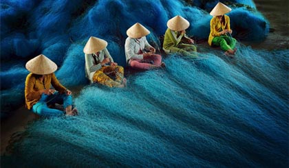 Tác phẩm Đan lưới. Ảnh: Lý Hoàng Long