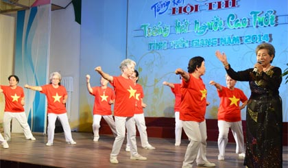 Cụ Nguyễn Thị Lan đơn ca và nhóm múa minh họa do chị Đinh Thị Thanh Nga dàn dựng.