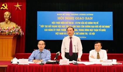 Các đồng chí: Tô Huy Rứa, Ủy viên Bộ Chính trị, Trưởng Ban Tổ chức Trung ương; Nguyễn Thiện Nhân, Ủy viên Bộ Chính trị, Chủ tịch Ủy ban Trung ương MTTQ Việt Nam chủ trì hội nghị. Ảnh: VGP/Từ Lương