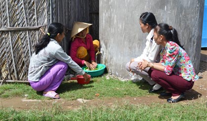  Chị Trần Thị Thúy Huỳnh và chị Lê Thị Tho đến thăm gia đình hội viên phụ nữ ở ấp Lý Quàn 2 vừa xây được hồ chứa nước.