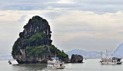 Khách du lịch tham quan vịnh Hạ Long. (Ảnh: Thanh Hà/TTXVN)