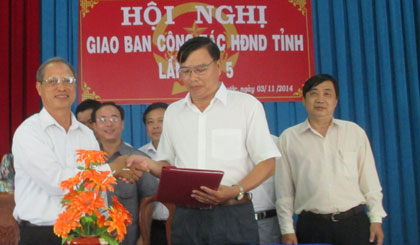 Ký kết chuyển giao đăng cai Hội nghị giao Ban HĐND các huyện, thành phố, thị xã lần thứ 6 