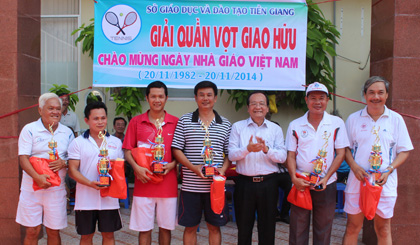 Phó Chủ tịch UBND tỉnh Tiền Giang Trần Thanh Đức trao 3 giải nhất cùng quà lưu niệm