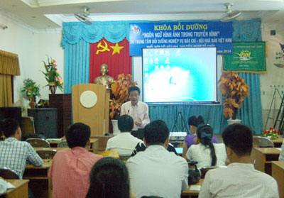 Giảng viên Phan Văn Tú hướng dẫn.