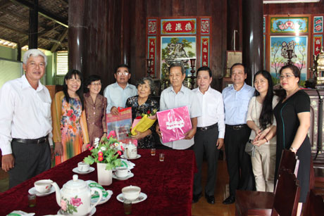 Thăm thầy Hà Thanh Tâm, nguyên giáo viên trường THPT Nguyễn Văn Côn, Gò Công Đông.