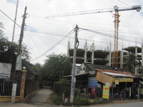 Chụp từ đường Nguyễn Trung Trực vào khu dân cư khu phố 7, ngày 30-10.