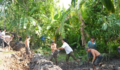 ĐVTN xã Tân Thanh góp phần rất lớn trong việc xây dựng các tuyến đường giao thông nông thôn. Ảnh: PHÙNG LONG