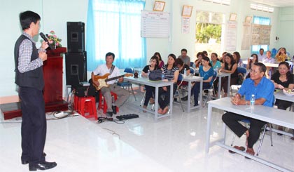 Đoàn tham quan CLB đờn ca tài tử.