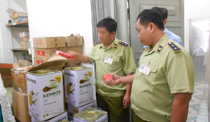 Lực lượng chức năng kiểm kho hàng tịch thu.